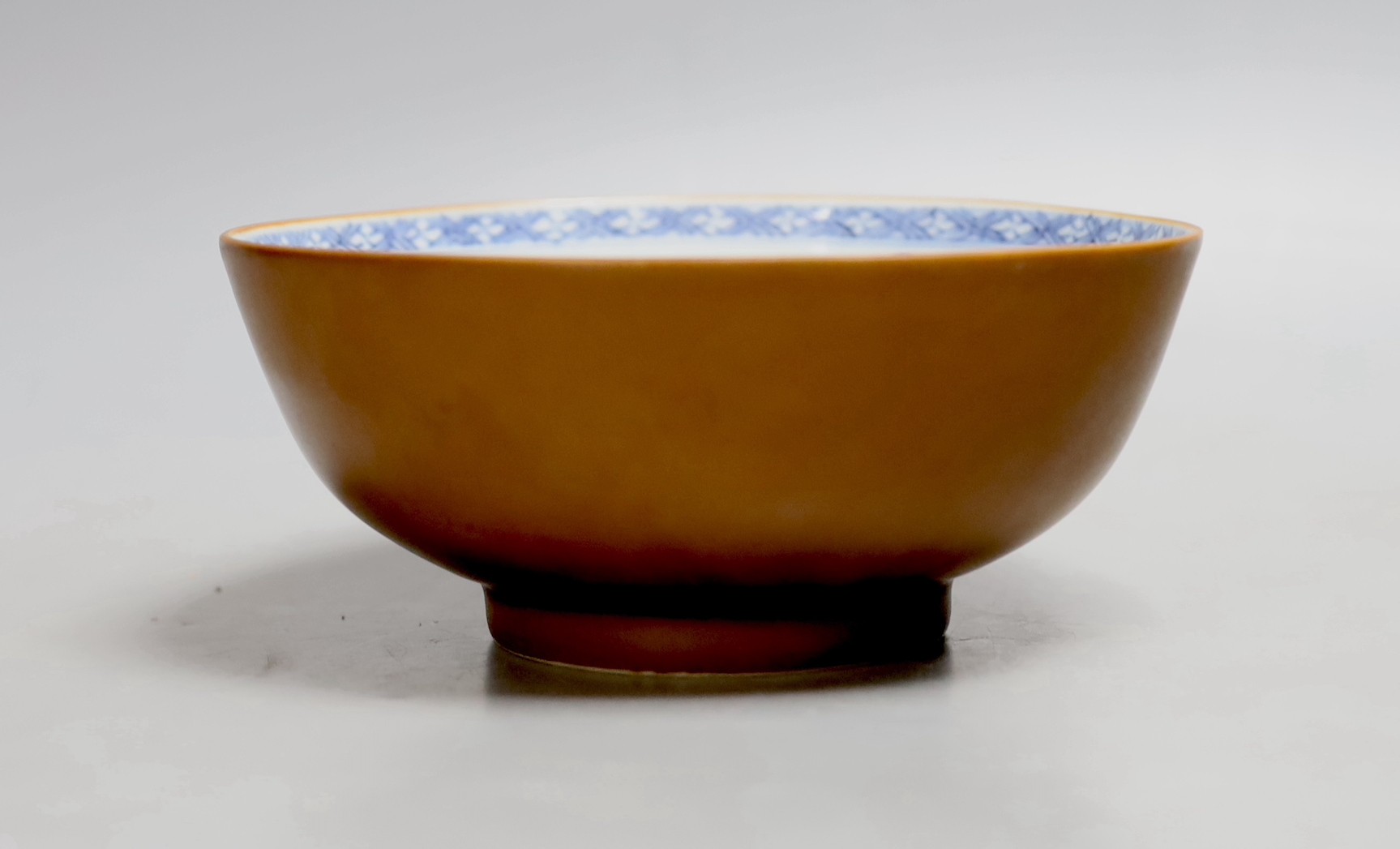 A Chinese Nanking cargo Batavia ware porcelain bowl, 16cm diameter